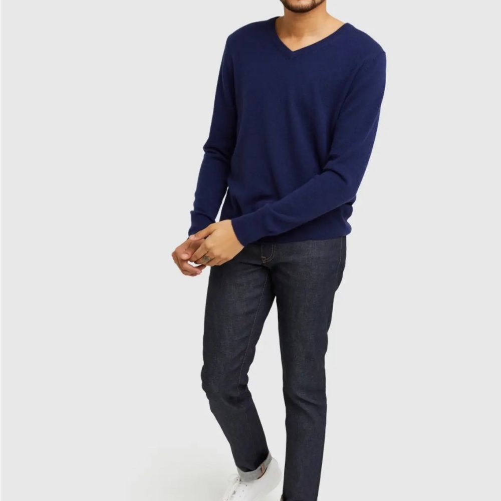 QUINCE NWT Mongolian cashmere v-neck sweater -navy